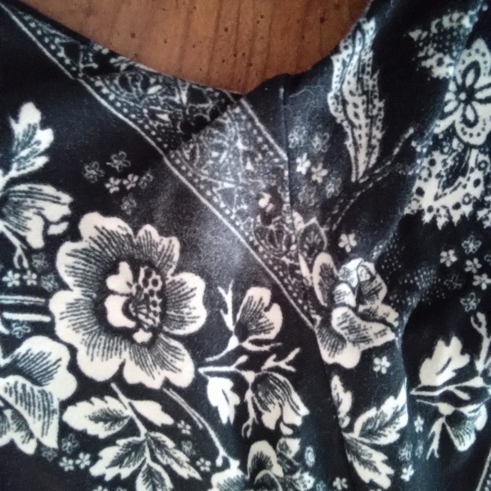 High collar Keyhole Blouse - Picture 4 of 4